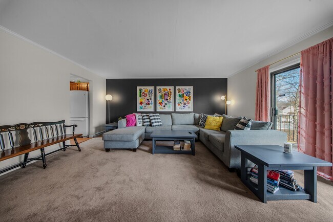 Building Photo - 83 Carriage Dr