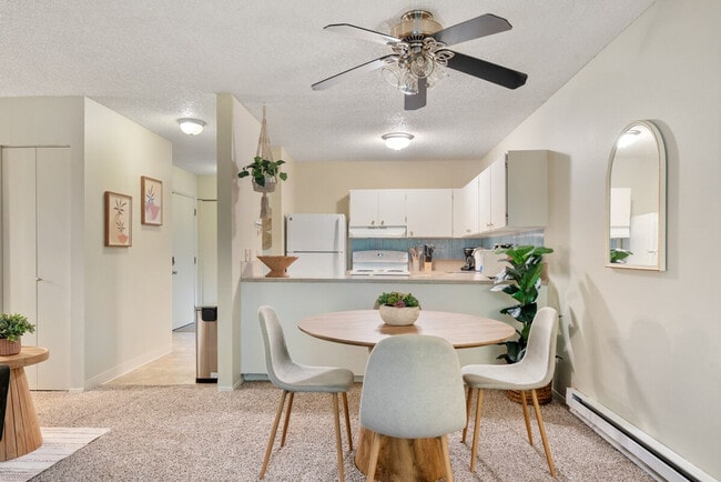 Building Photo - 2348 S Vermont St