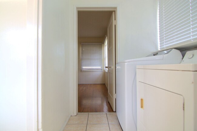 Building Photo - Charming Sun-Filled 3BR/2BA Home in Lake Balboa with Large Backyard & Fruit Trees