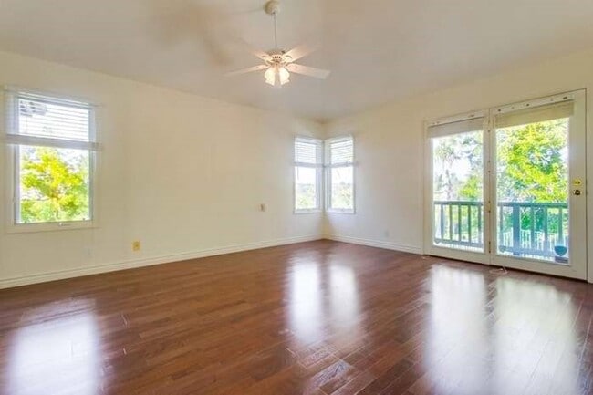 Building Photo - Beautiful 3 Bedroom 2.5 Bathroom home over...