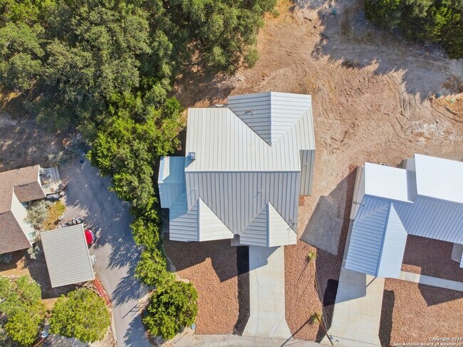 Building Photo - 207 Deer Oaks Dr