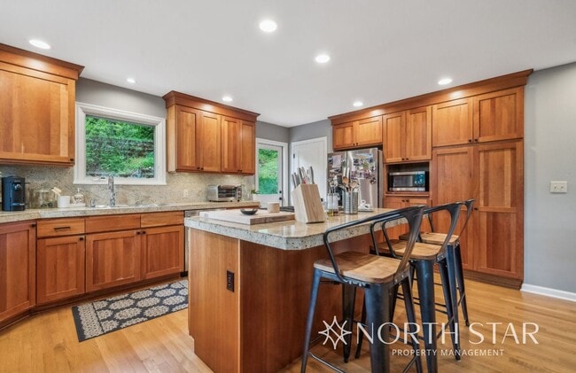 Building Photo - Stylish Mid-Century Modern with Stunning L...
