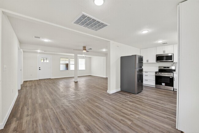 Building Photo - 8221 Bigwood St