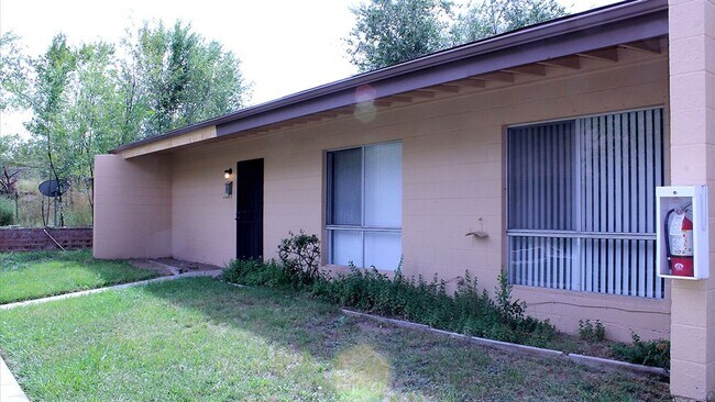 Building Photo - 336 Country Club Cir