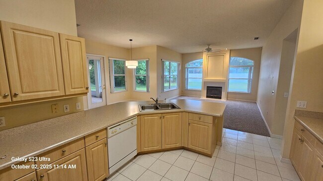 Building Photo - Spacious 4 Bedroom Home in Breakaway Trail...