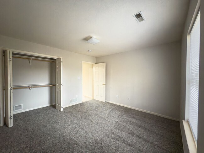 Building Photo - 2563-2563 E Morris Dr