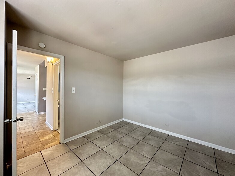 Building Photo - 9610 Ivanhoe Ave