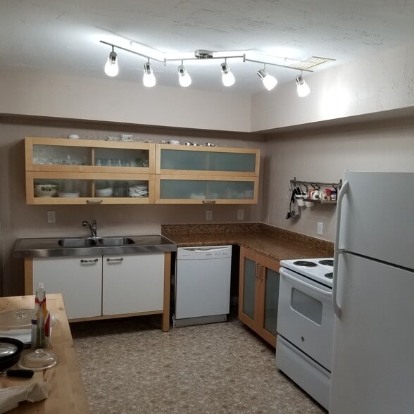 Building Photo - 3136 W EUCLID AVE N