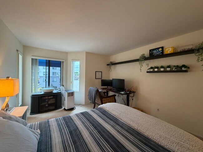 Building Photo - Light-Filled 1 Bed / 1 Bath Condo in UTC, San Diego – Skylights & Balcony