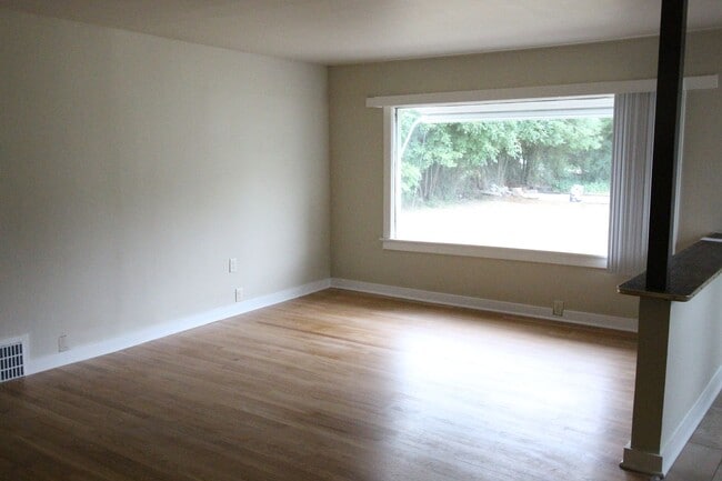 Building Photo - West Allis 3 bedroom 1 bath ranch Home