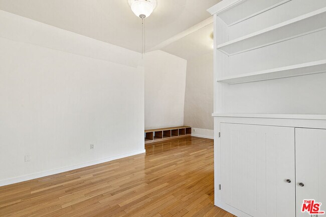 Building Photo - 918 1/2 Serrano Ave