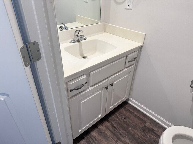 Building Photo - 3 Bed | 2.5 Bath | 1 Car Garage Townhome in Grain Valley