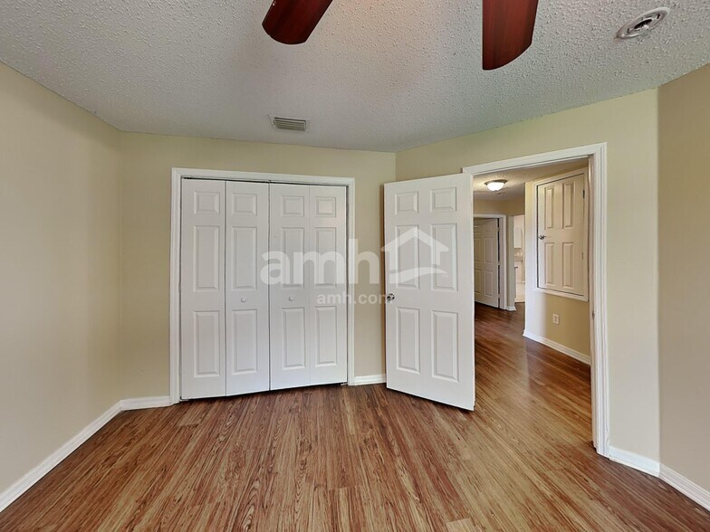 Building Photo - 1147 SE Preston Ln