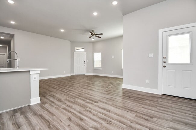 Building Photo - 21014 Bay Vlg Dr