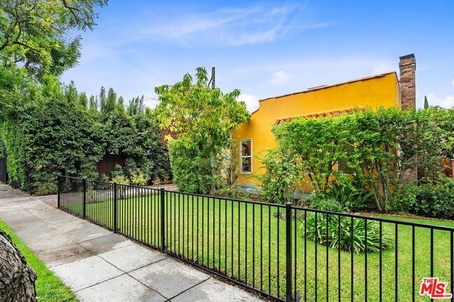 Building Photo - 828 N Crescent Heights Blvd