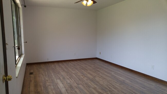 Building Photo - 3 bedroom 1 bath home in south Spanish Fork