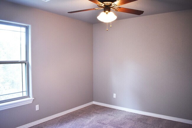 Building Photo - 3 Bedroom 2.5 Bathroom Home in Fayetteville AR!