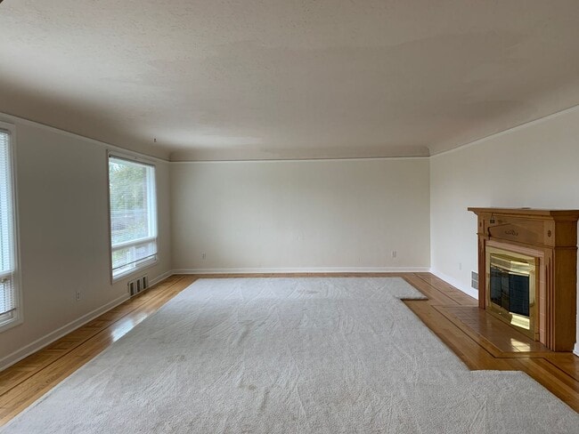 Building Photo - O1100-1106