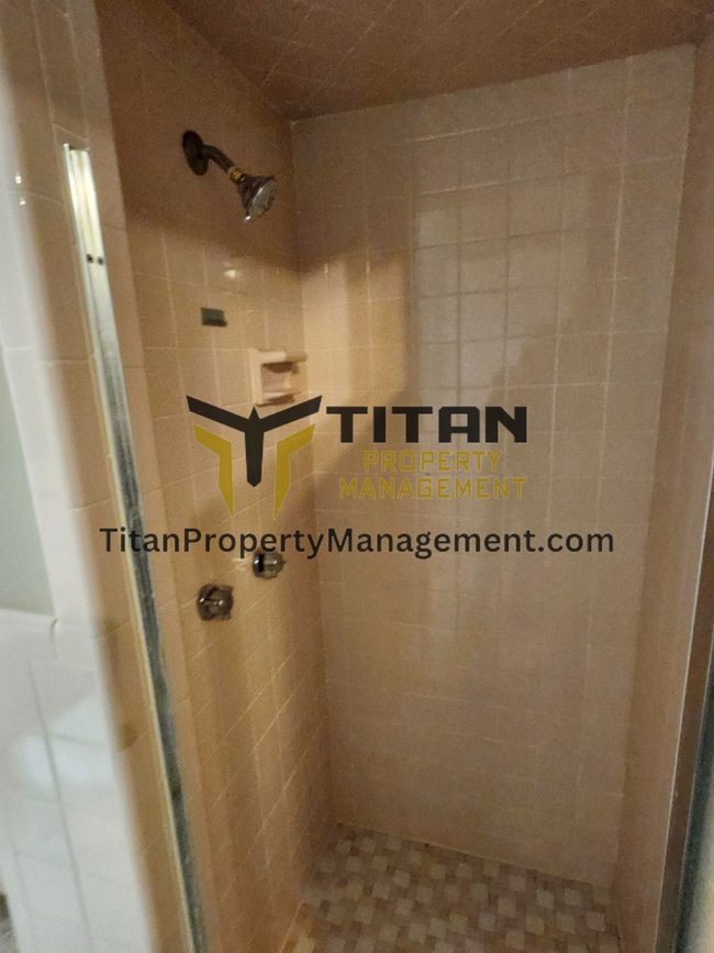 Building Photo - 3b/2b house