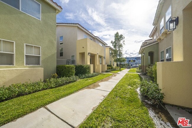 Building Photo - 121 Cancion Way