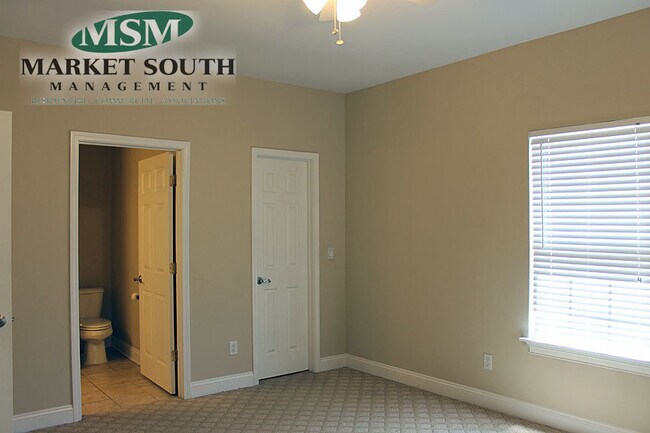 Building Photo - 116 Live Oak St