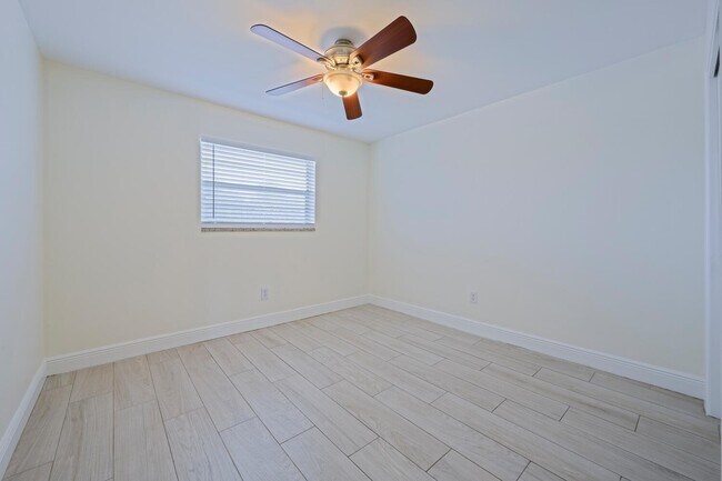 Building Photo - 1505 Crescent Cir