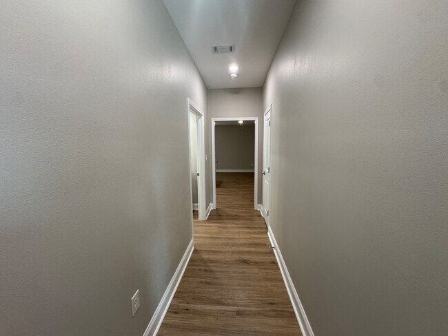 Building Photo - 221 N Elm St