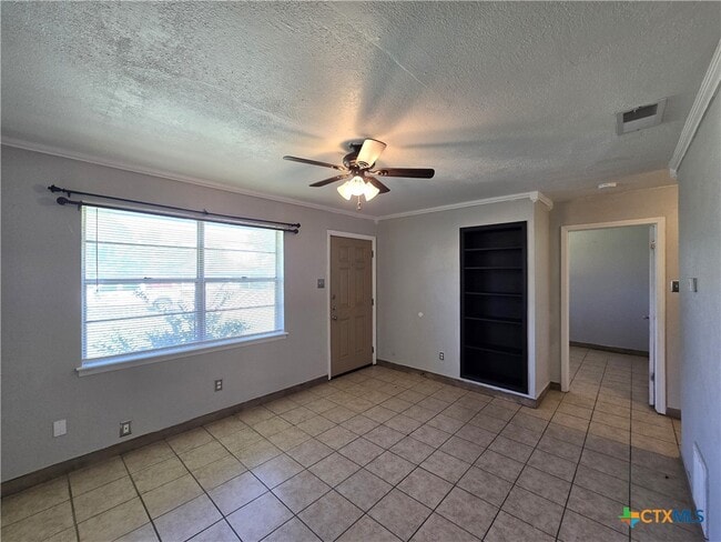 Building Photo - 212 E Valley Rd