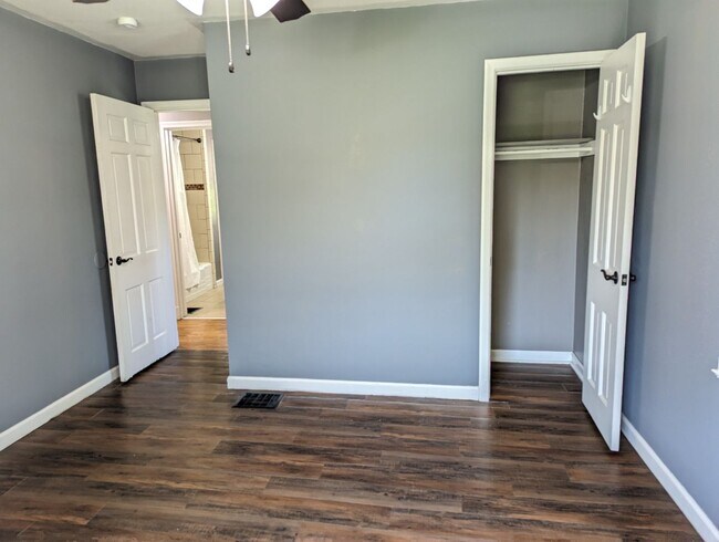 Building Photo - AVAILABLE NOW! - 2 Bedroom / 1 Bath Home i...