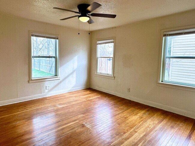 Building Photo - Charming 3/1 for Summer 2025 PreLease!