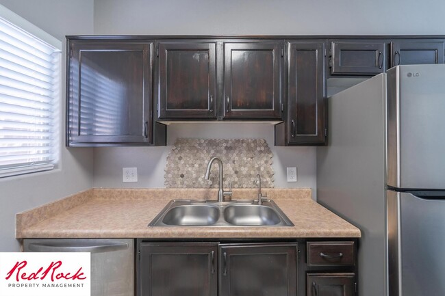 Building Photo - Lovely 2 Bedroom Condo. Pet Friendly!