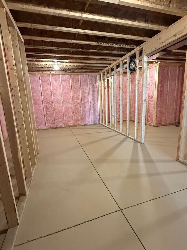 Building Photo - Spacious 2 bed/2.5 bath daylight Townhome in SE Lincoln
