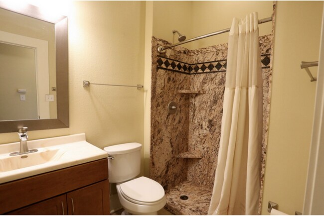 Building Photo - 3 bedroom, 2 bath apartment located in the...