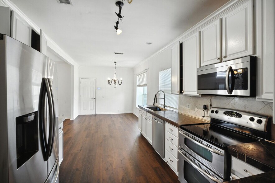 Building Photo - 6651 Canterbury Dr