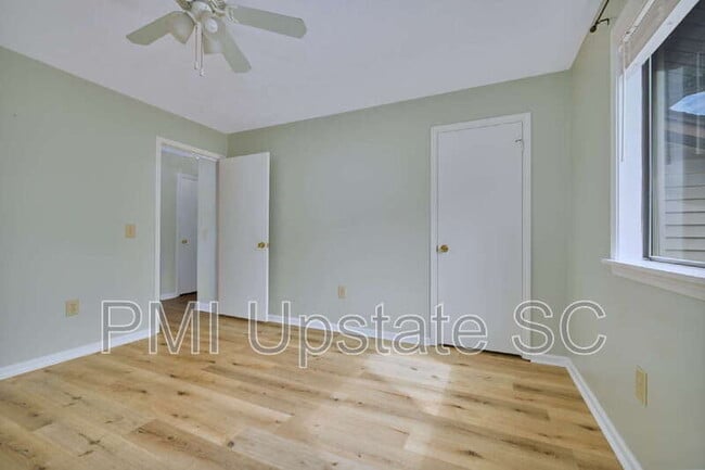 Building Photo - 100 Buttercup Way