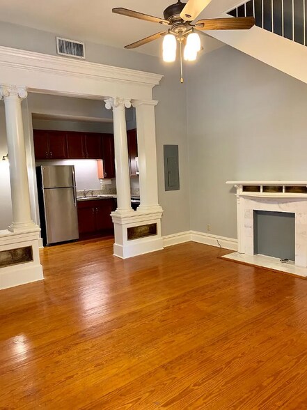 Building Photo - 401 E 10th St