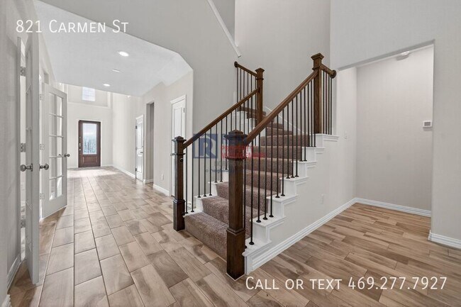 Building Photo - 821 Carmen St