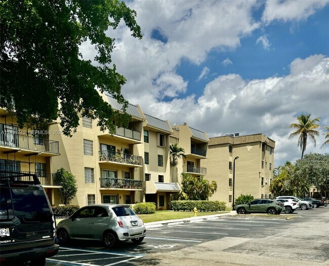 Building Photo - 10431 N Kendall Dr