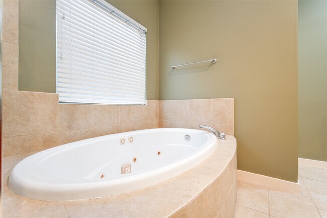 Building Photo - 4430 Center St