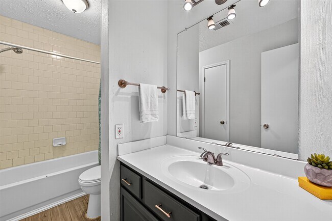 Building Photo - 930 Holly Hall Dr