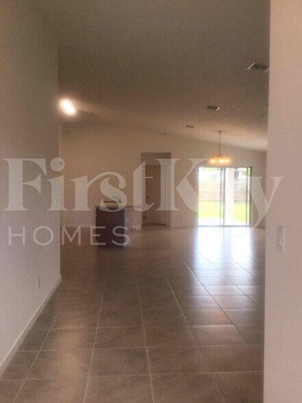 Building Photo - 146 SW Milburn Cir