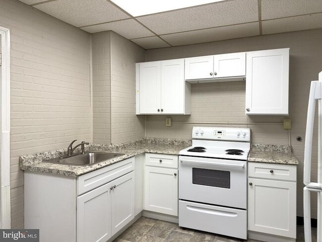 Building Photo - 658 Walnut St