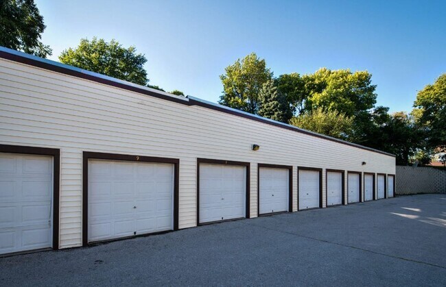 Building Photo - Large one bedroom with amazing vaulted ceilings and a balcony!  Check us out today!