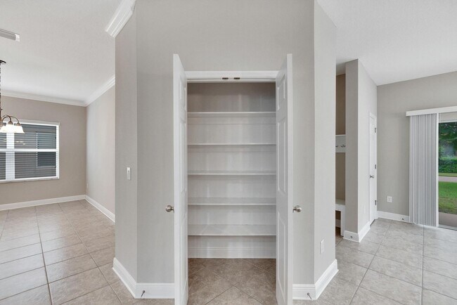Building Photo - FishHawk Home Available Immediately!
