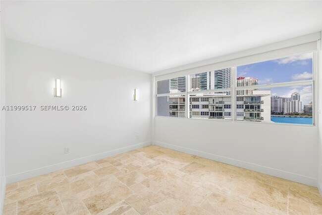 Building Photo - 1420 Brickell Bay Dr