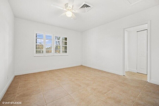 Building Photo - 2433 NE 24th St