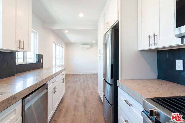 Building Photo - 1310 W Valencia Dr