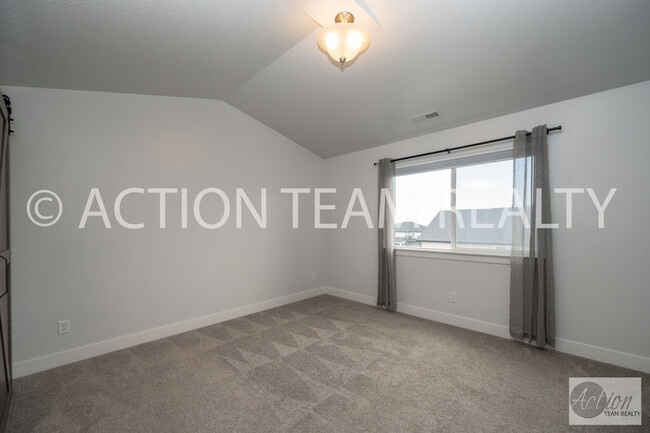 Building Photo - Mid-Row Townhome located in Bluffdale!