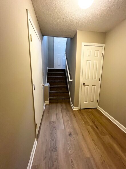 Building Photo - 812 Lake Vista Dr