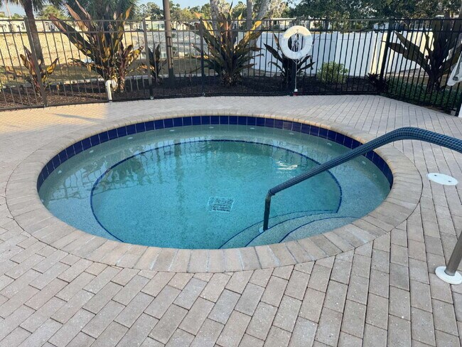 Building Photo - "Charming 2-Bed Furnished Annual Retreat in Venice, FL – Your Cozy Home Awaits!"